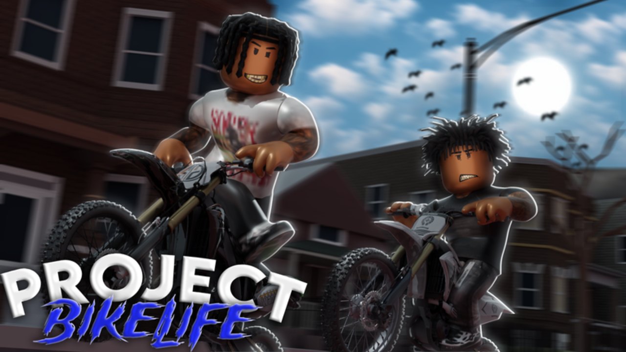 Zwei Project-Bikelife-Fahrer auf Dirtbikes rollen bei klarem Himmel durch eine Wohnstraße